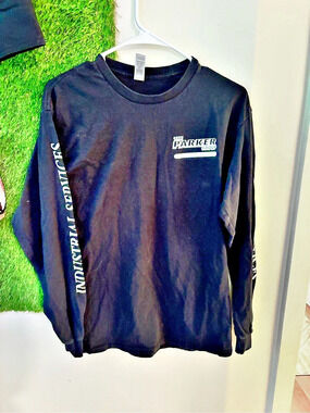 Gildan Long Sleeve Graphic Tee in Black